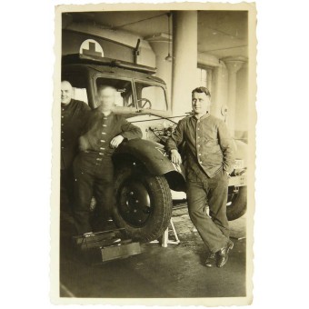 Wehrmacht -ambulanssiauto autotallissa korjausta varten. Espenlaub militaria